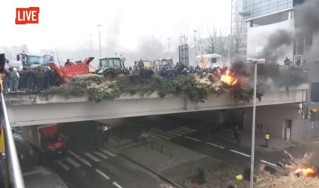 Protestul tractoarelor la Bruxelles, scene de gherila urbana. Fermierii dau foc, forteaza blocajele politiei si asediaza cladirile UE