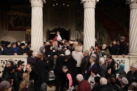 Zeci de oameni s-au imbrancit pe scarile bisericii la inmormantarea Mioarei Roman. Motivul pentru care si-au pierdut rabdarea