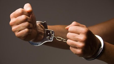 Un barbat a fost arestat dupa ce ar fi exploatat sexual o fata de 15 ani