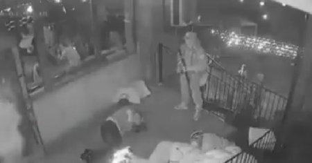 Scene terifiante intr-o cafenea din Crimeea: civili batuti si amenintati cu arma dupa ce au mustrat doi soldati beti care hartuiau femei | VIDEO