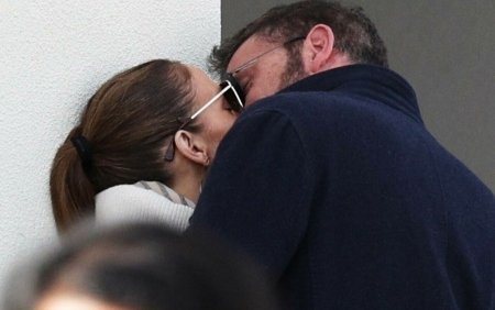 Jennifer Lopez si Ben Affleck, surprinsi intr-o ipos<span style='background:#EDF514'>TAZA</span> romantica. Actorul, nemultumit de relatia de pe social media FOTO