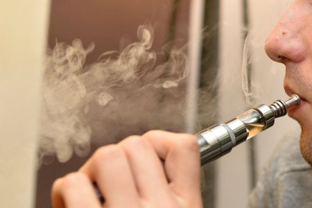 Proiectul care interzice vanzarea tigarilor electronice pentru copii, adoptat in Parlament. Legea merge la promulgare