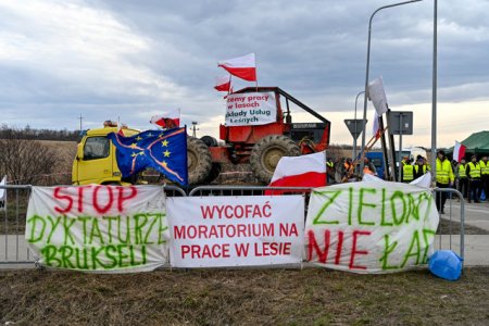 Mii de <span style='background:#EDF514'>FERMIERI</span> au protestat la Varsovia fata de importurile de alimente din Ucraina si normele UE