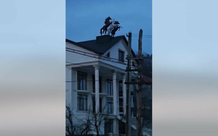 Casa din Romania cu trei cai in marime naturala pe acoperis. Acum pot sa mor linistit, le-am vazut pe toate VIDEO