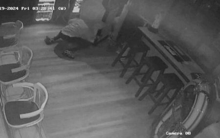 Cum au reusit doi barbati sa fure un ban<span style='background:#EDF514'>COMAT</span> pentru criptomonede dintr-un restaurant din Bucuresti. Hotii au fost filmati