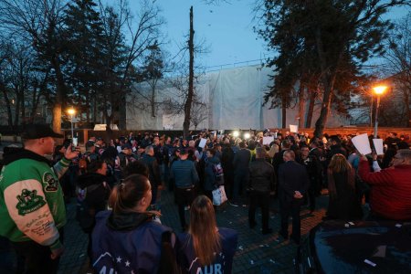 Protest AUR in fata imobilului din Aviatorilor renovat in secret pentru 7 milioane de euro: Dupa mandat, un palat