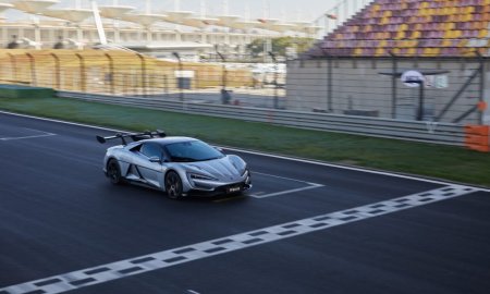 Grupul chinez BYD a lansat un automobil electric de lux de 233.000 de dolari, care poate ri<span style='background:#EDF514'>VALIZA</span> cu masinile Ferrari
