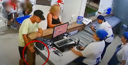 Un barbat care a furat incasarile dintr-o gelaterie amenintand cu un pistol de jucarie a fost retinut de o angajata, care l-a lovit cu polonicul in cap, in <span style='background:#EDF514'>ARGENTINA</span> | VIDEO