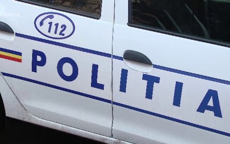 Scandal intre doi barbati pe o strada din Timisoara. Agresorul incatusat s-a lovit intentionat la cap in masina politiei