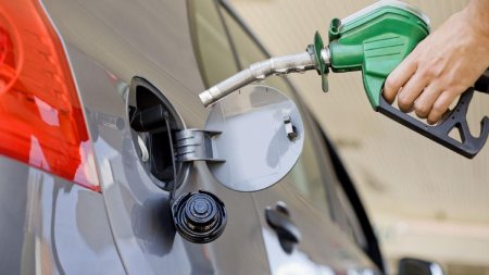Rusia interzice exporturile de benzina timp de sase luni, de la 1 martie