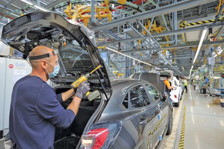 Productie record de masini <span style='background:#EDF514'>LA DACIA</span> si Ford in ianuarie