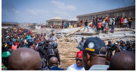 Cel putin sase persoane au murit in urma prabusirii unui centru comercial din Nigeria.