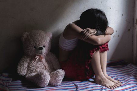 Fetita de 6 ani din Bihor, abuzata sexual de tatal vitreg. Mama copilei stia