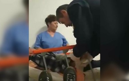 Imagini socante in Braila. Un paznic de la spital, filmat cand leaga de pat un pacient. Infirmiera: Dus 
