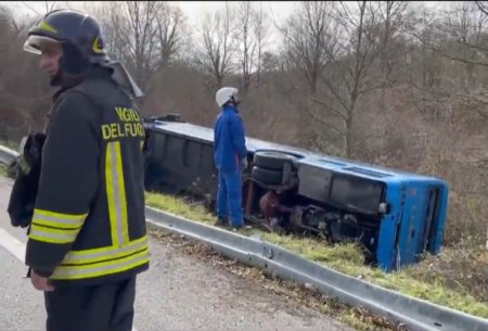 Un autocar care transporta 40 de elevi s-a rasturnat pe un drum din Italia