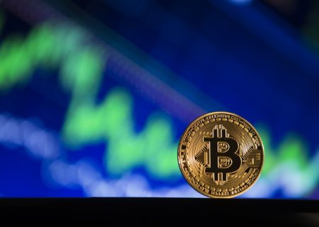 Bitcoin a spart bariera de 60.000 de dolari in cea mai mare crestere in ani
