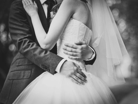 O mireasa a avut parte de o nunta de cosmar: soacra i-a aruncat vopsea pe rochie si i-a furat pasaportul