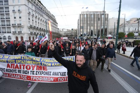 Protest masiv pe <span style='background:#EDF514'>STRAZILE</span> din Atena, la un an de la cel mai grav accident feroviar din istoria Greciei. Nu uitam, cerem dreptate