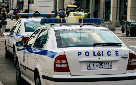 10 oameni sunt acuzati in Grecia pentru pentru o serie de atacuri cu bomba si grenade. Un atac era planuit in <span style='background:#EDF514'>SALONIC</span>