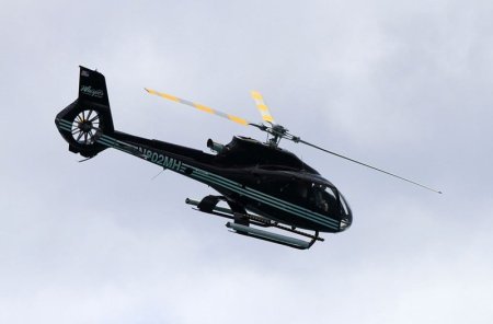 O persoana a fost ranita dupa ce un elicopter cu turisti la bord s-a prabusit pe o plaja in Hawaii