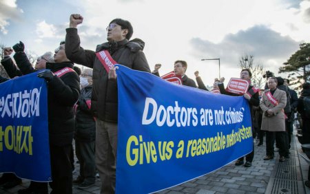 Guvernul Coreei de Sud ameninta sute de medici aflati in greva ca li se vor retrage <span style='background:#EDF514'>LICENTE</span>le de munca. Este o nebunie