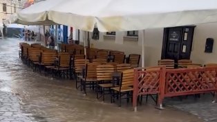 Inundatie in centrul istoric orasului Cluj-Napoca, dupa ce o <span style='background:#EDF514'>CONDUCTA</span> s-a spart a doua oara in 2 saptamani | VIDEO