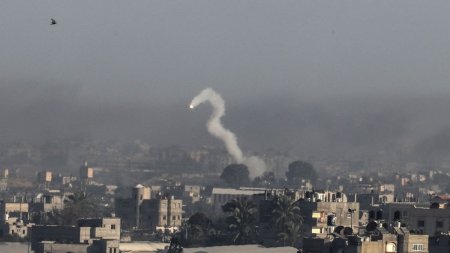CNN: Trupele <span style='background:#EDF514'>ISRAEL</span>iene au ucis peste 100 de persoane care venisera sa ia alimente din camioanele cu ajutoare, in Gaza