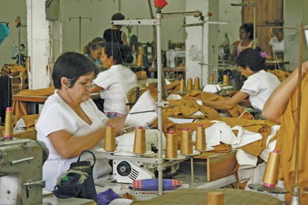 Productia de textile, imbracaminte si incaltaminte are cele mai multe firme in insolventa per 