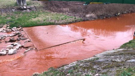 Alerta pe Valea Borod din judetul Bihor! Apele au devenit rosii, dupa un cutremur in zona