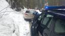 Doi turisti au ramas cu masina blocata in zapada, dupa ce GPS-ul i-a indrumat pe un drum forestier