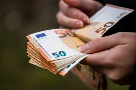 Sporuri de 10.000 de euro pentru functionarii unei primarii cu proiecte europene ratate