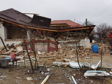 Casa unui doljean care descoperise o punga de gaze in curte, in urma cu doi ani, a sarit in aer. Proprietarul a ajuns la spital