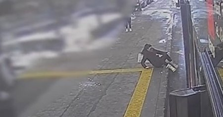 Tanar cautat de politie dupa ce a pipait o fata si a impins-o din autobuz. Politistii au deschis dosar penal VIDEO