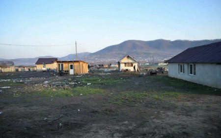Lovitura pentru romii care t<span style='background:#EDF514'>RAIE</span>sc ilegal in Baia Mare. Casele le vor fi demolate | FOTO