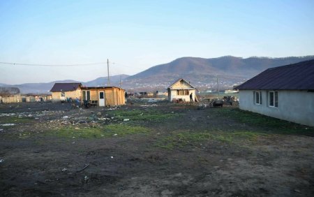 Lovitura pentru <span style='background:#EDF514'>ROMII</span> care traiesc ilegal in Baia Mare. Casele le vor fi demolate | FOTO