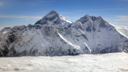 Regula noua pentru cei care vor sa urce pe Everest, anuntata de <span style='background:#EDF514'>NEPAL</span>: Este obligatoriu pentru toti