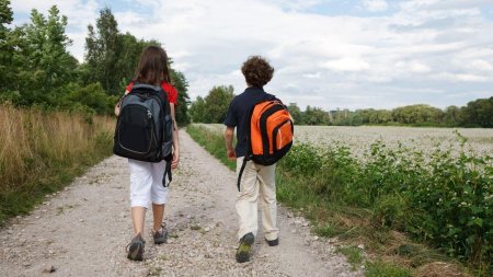 Sprijina un copil din mediul defavorizat sa nu renunte la scoala!