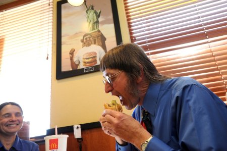Un american de 70 de ani si-a reinnoit recordul de Big Mac-uri <span style='background:#EDF514'>MANCAT</span>e, la peste 34.000. Multi credeau ca voi fi mort pana la varsta asta 