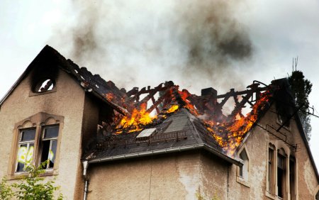 Casa si masina unei femei au fost <span style='background:#EDF514'>INCENDIATE</span> de camatari, din cauza unei datorii lasate de fostul chirias