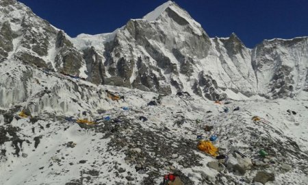 Toti alpinistii ce vor sa urce pe Everest vor trebui sa faca acest lucru