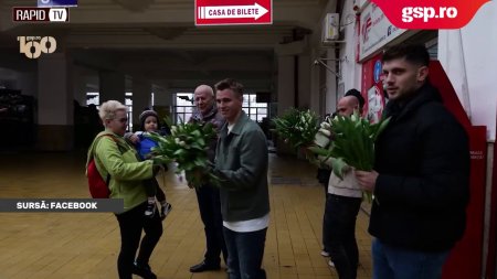 Jucatorii <span style='background:#EDF514'>RAPIDUL</span>ui au impartit flori in Gara de Nord cu ocazia zilei de 1 martie