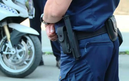 O femeie din Constanta acuza politistii ca au agresat-o in fata primariei, iar un barbat spune ca a fost incatusat fara temei