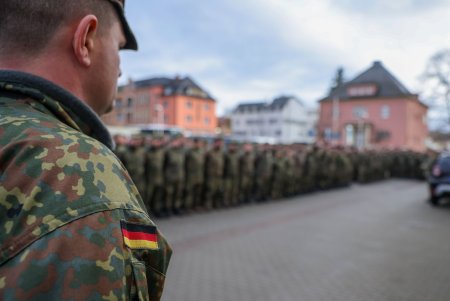 Un soldat Bundeswehr a impuscat 4 oameni, intre care iubitul fostei sale partenere, o prietena a acesteia si cop<span style='background:#EDF514'>ILUL</span> ei de 3 ani, in Germania: Planuia o baie de sange si mai mare