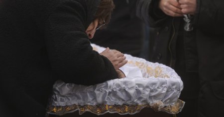 Navalnii, inmormantat dupa o slujba tinuta in graba. Mii de oameni au participat la funeralii: 