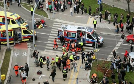 O masina a intrat in plin in oamenii care traversau o strada din Polonia. Cel putin 17 persoane sunt ranite. VIDEO