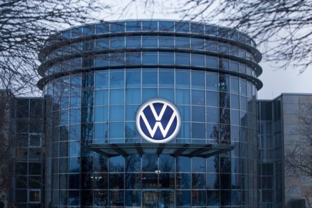 Volkswagen estimeaza o incetinire a vanzarilor in 2024. Anuntul a dus la o <span style='background:#EDF514'>SCAD</span>ere a actiunilor gigantului german