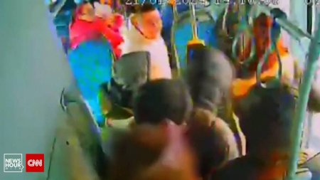 Un barbat a agresat o tanara in autobuz, sub privirile nepasatoare ale calatorilor, in Pitesti. Agresorul s-a predat politistilor