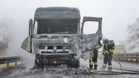 Cabina camionului unui <span style='background:#EDF514'>SOFER ROMAN</span>, in flacari pe o autostrada din Germania: A avut noroc!