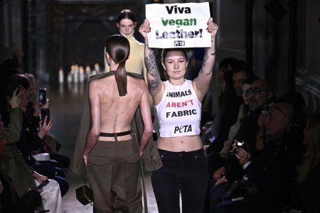 Defilarea Victoriei Beckham la Saptamana Modei de la Paris, intrerupta de protes<span style='background:#EDF514'>TATARI</span>i pentru drepturile animalelor