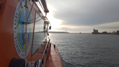 Incendiu la bordul unei nave cu 16 persoane, in rada Portului <span style='background:#EDF514'>SULINA</span>. Echipajul a refuzat sa coboare